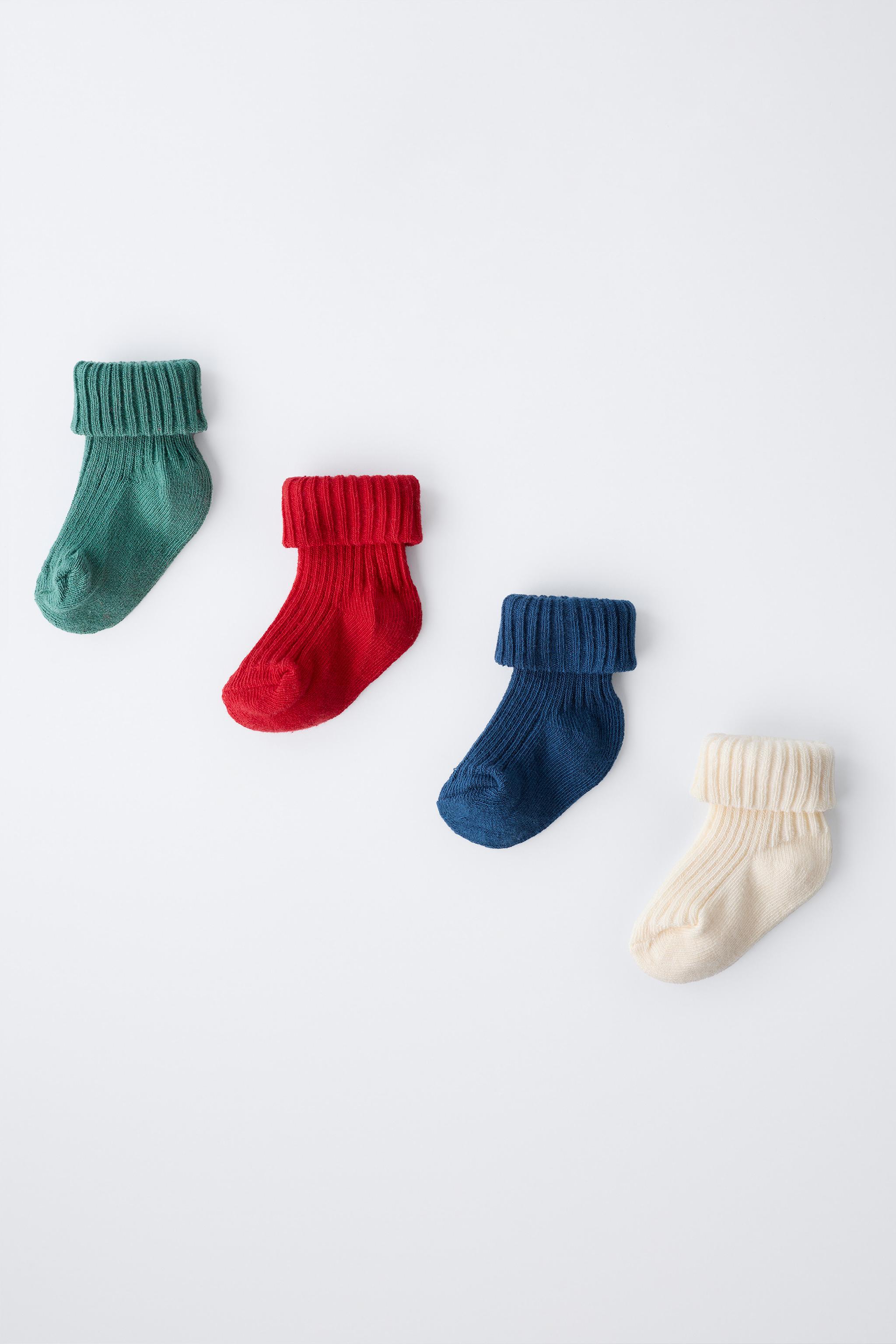 LOT DE QUATRE CHAUSSETTES COULEURS DANS UNE BOÎTE